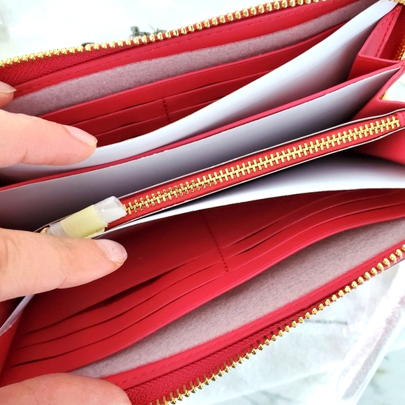 SOLD ⭐️ Pink Coach Horse & Carriage Zip Around Wallet - Picture 3 of 9